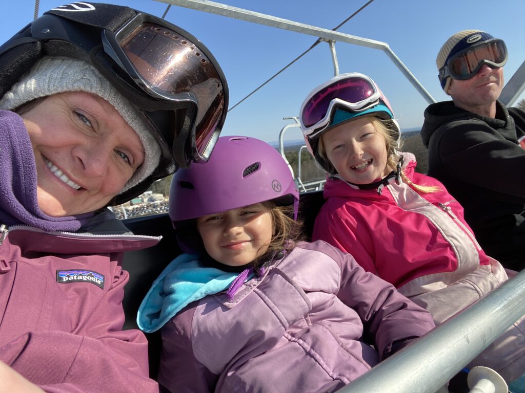 happy-image-ski-club-on-lift-1024x768